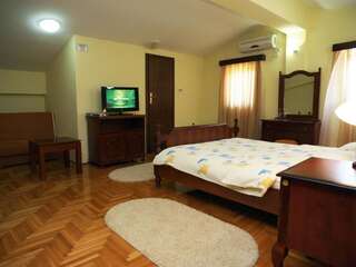 Отель Hotel Laguna Подгорица Двухместный номер с 2 отдельными кроватями-3