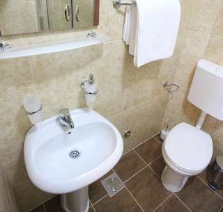 Отель Hotel Laguna Подгорица Бюджетный двухместный номер с 1 кроватью-17